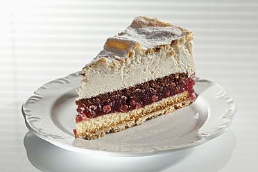 Scheibe Johannisbeer-Sahne-Torte auf Teller, Nahaufnahme - CSF016181