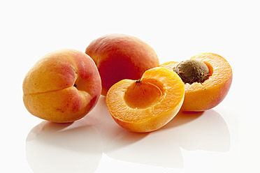Aprikosen auf weißem Hintergrund, Nahaufnahme - CSF016148