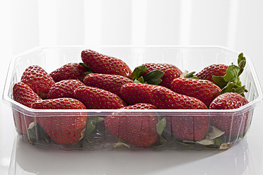 Kiste mit Erdbeeren auf weißem Hintergrund, Nahaufnahme - CSF016141