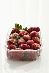 Kiste mit Erdbeeren auf weißem Hintergrund, Nahaufnahme - CSF016140