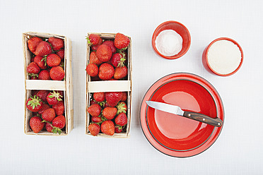 Rohrzucker und Pektin für Erdbeermarmelade mit frischen Erdbeeren im Holzkorb - GWF002097