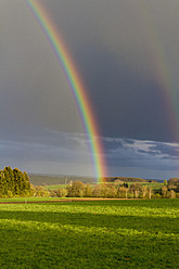 Europa, Deutschland, Rheinland-Pfalz, Blick auf Regenbogen in ländlicher Landschaft - CSF016225
