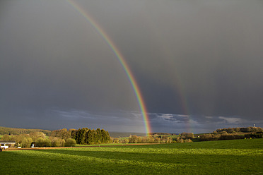 Europa, Deutschland, Rheinland-Pfalz, Blick auf Regenbogen in ländlicher Landschaft - CSF016226