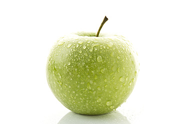 Granny smith on white background, close up - MAEF005581