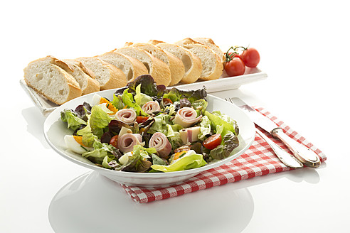 Teller mit Salat, Schinken und Käse und Brot in einem Tablett auf weißem Hintergrund, Nahaufnahme - MAEF005585