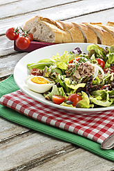 Teller mit Salat, Thunfisch und Brot in einem Tablett auf dem Tisch, Nahaufnahme - MAEF005590