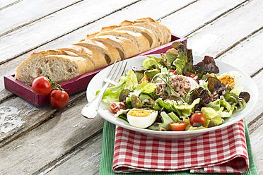 Plate of salad with tuna and bread in tray on table, close up - MAEF005591