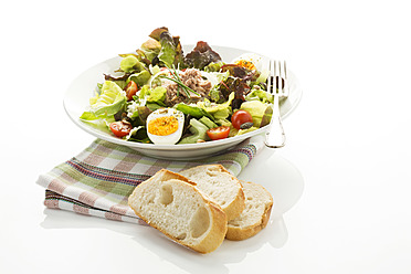 Teller mit Salat mit Thunfisch und Brot auf weißem Hintergrund, Nahaufnahme - MAEF005595
