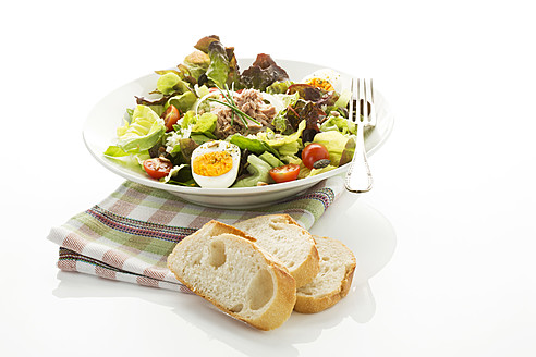 Teller mit Salat mit Thunfisch und Brot auf weißem Hintergrund, Nahaufnahme - MAEF005595