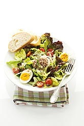 Teller mit Salat mit Thunfisch und Brot auf weißem Hintergrund, Nahaufnahme - MAEF005596