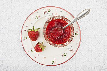 Cup of strawberry jam on plate - GWF002112