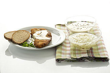 Teller mit Schnitzel, Brot und Käse in einer Schüssel, Nahaufnahme - MAEF005597