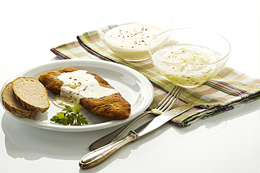Plate of Schnitzel with bread and cheese in bowl, close up - MAEF005598