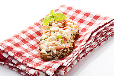 Mozzarella, Tomaten und Basilikum auf Vollkornbrot, Nahaufnahme - MAEF005607