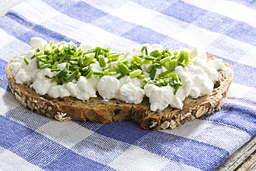 Hüttenkäse, Butter und Schnittlauch auf Vollkornbrot, Nahaufnahme - MAEF005628