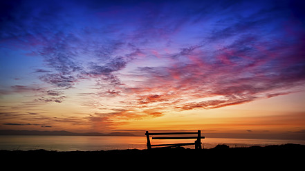 UK, Schottland, Blick auf eine zerbrochene Bank bei Sonnenuntergang - SMAF000094