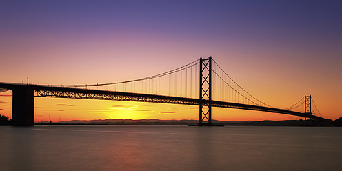 UK, Schottland, Blick auf die Forth Bridge auf See - SMAF000096