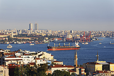 Turkey, Istanbul, View of Uskudar and Kadika-y through Bosphorus - SIEF003282
