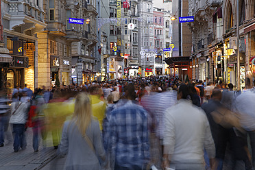 Türkei, Istanbul, Menschen gehen auf der Istiklal Caddesi Straße - SIE003267