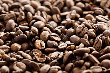 Roasted coffee beans, close up - CSF016249