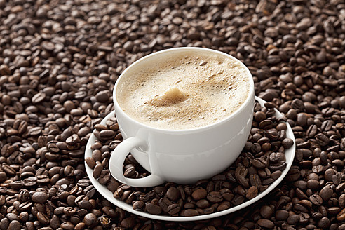Tasse Kaffee mit Bohnen, Nahaufnahme - CSF016252