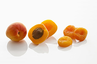Frische und getrocknete Aprikosen auf weißem Hintergrund, Nahaufnahme - CSF016270