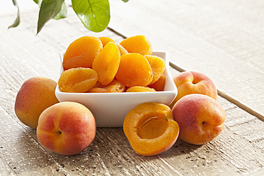 Fresh and dried apricots on table, close up - CSF016277