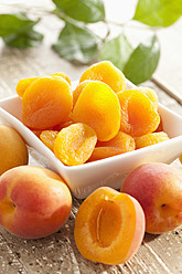 Fresh and dried apricots on table, close up - CSF016278