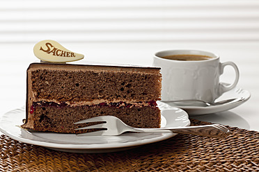 Teller mit Sachertorte und Kaffee, Nahaufnahme - CSF016288