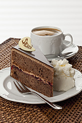 Teller mit Sachertorte und Kaffee auf Strohmatte, Nahaufnahme - CSF016289