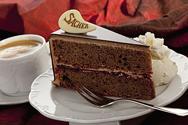 Stück Sachertorte mit Kaffeetasse, Nahaufnahme - CSF016292