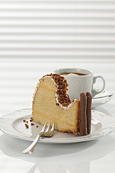 Limettenkuchen mit Tasse Kaffee, Nahaufnahme - CSF016326