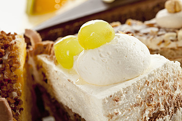 Variety of cakes on plate, close up - CSF016350