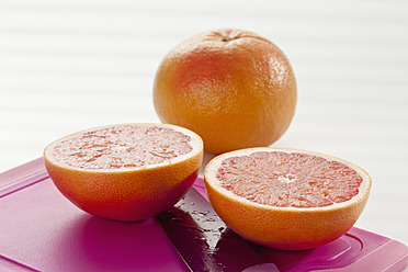 Grapefruit mit Schneidebrett und Messer, Nahaufnahme - CSF016374