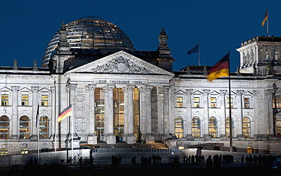 Deutschland, Berlin, Blick auf das Reichstagsgebäude bei Nacht - BFR000146