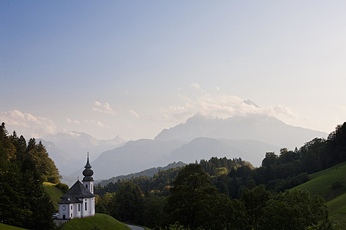 Deutschland, Bayern, Blick auf die Kapelle Maria Gern und den Watzmann im Hintergrund - FLF000165