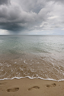 Thailand, Footprints on sand at Koh Samui beach - FLF000175