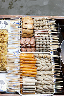 Thailand, Bangkok, Thailändisches Essen auf dem schwimmenden Markt - FL000158