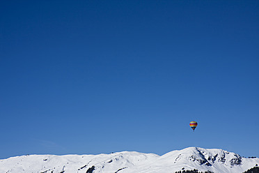 Österreich, Heißluftballon über den Bergen in Saalbach - FLF000151