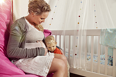 Deutschland, Bonn, Sohn hört auf den Bauch der schwangeren Mutter - MFF000513