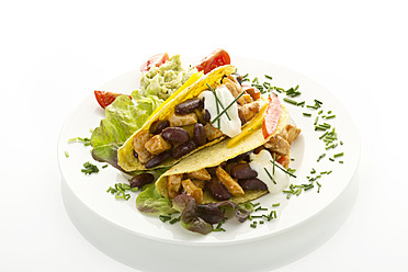 Tacos mit Hähnchen auf einem Teller, Nahaufnahme - MAEF005645