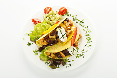 Tacos with chicken on plate, close up - MAEF005647