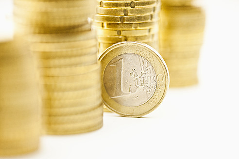 Stapel von Euro-Cent-Münzen mit einer Cent-Münze, Nahaufnahme - FLF000193