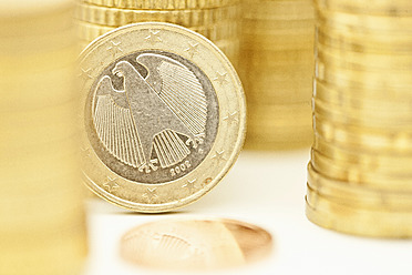 Stapel von Euro-Münzen mit einer Cent-Münze, Nahaufnahme - FLF000191