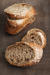 Geröstetes Brot auf Holztisch, Nahaufnahme - EVGF000044