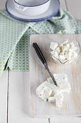 Feta-Käse mit Messer auf Schneidebrett, Nahaufnahme - EVGF000049