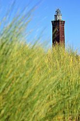 Niederlande, Ouddorp, Blick auf Leuchtturm - MHF000105