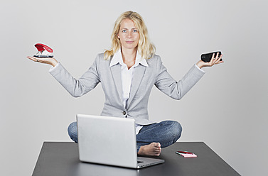 Porträt einer Geschäftsfrau beim Yoga im Büro - GWF002246