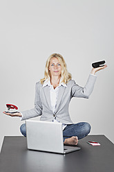 Porträt einer Geschäftsfrau beim Yoga im Büro - GWF002245