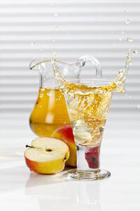 Glas Apfelsaft neben Äpfeln und Krug - CSF016395